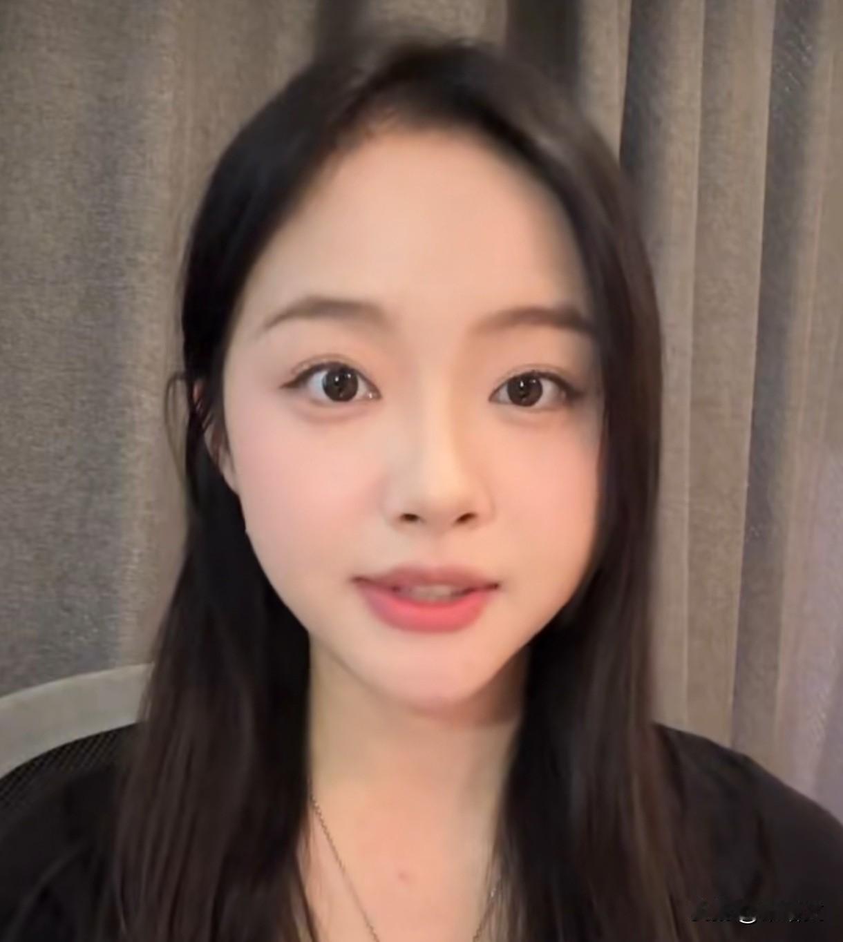 酒吧服务员硬逼女演员换座陪老外，遭拒甩脸被停职，这波纯属活该花钱去酒吧放松