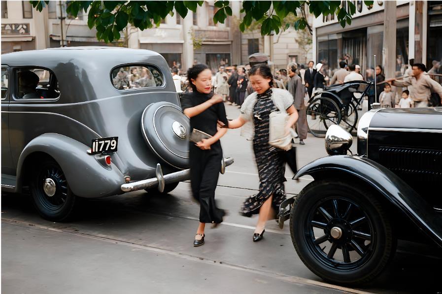 这张拍摄于1937年上海街头的老照片,生动定格了旧上海的繁华与风情。画面中,两位