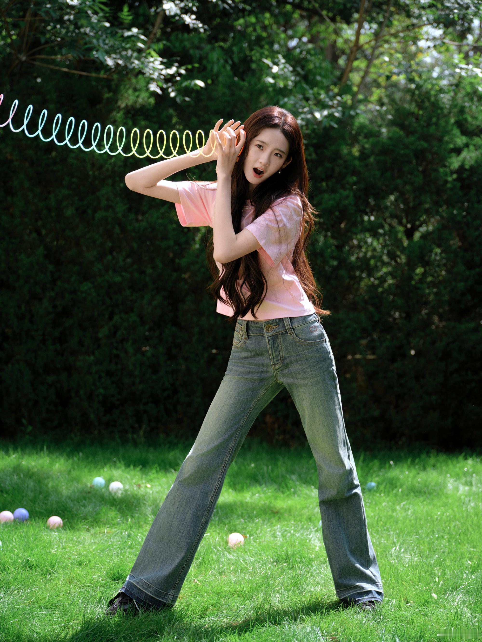 张艺凡好看好看好看张艺凡发来好看三连击营业照！粉嫩艺凡甜度超标！可爱又搞怪的小表