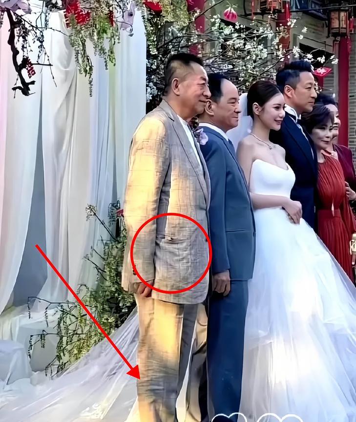 有人说汪爸婚礼上这套西装穷酸我笑了，说句不好听的只有穷人才会这么觉得，这衣