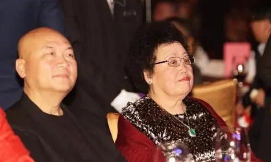1995年，陈丽华和儿子商量生意的问题，迟重瑞突然插了一句。只见，陈丽华瞬间变了
