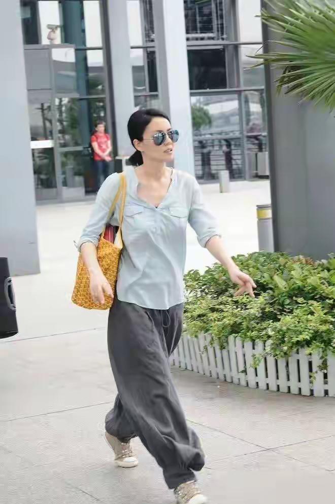 跟有些不捯饬三小时出不了门的女孩子比，王菲是用自信打扮自己的。本月26日，王菲
