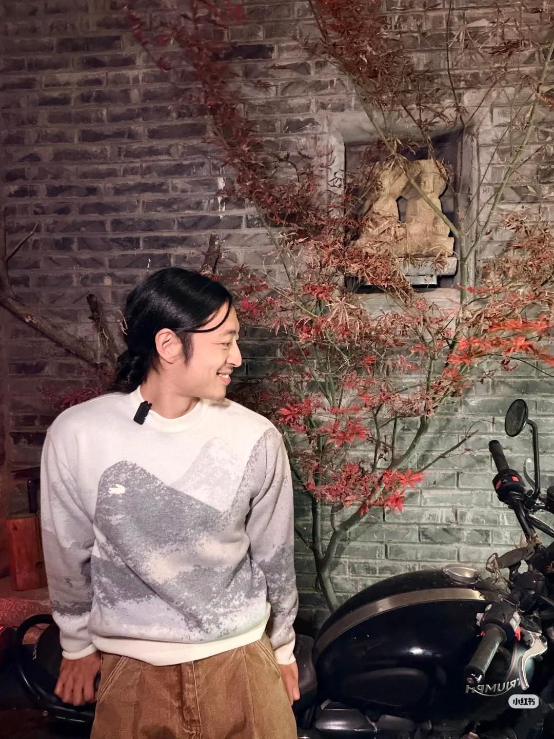 王一博送给了老雪他自己参与设计的联名款衣服，真的对朋友很大方啊。