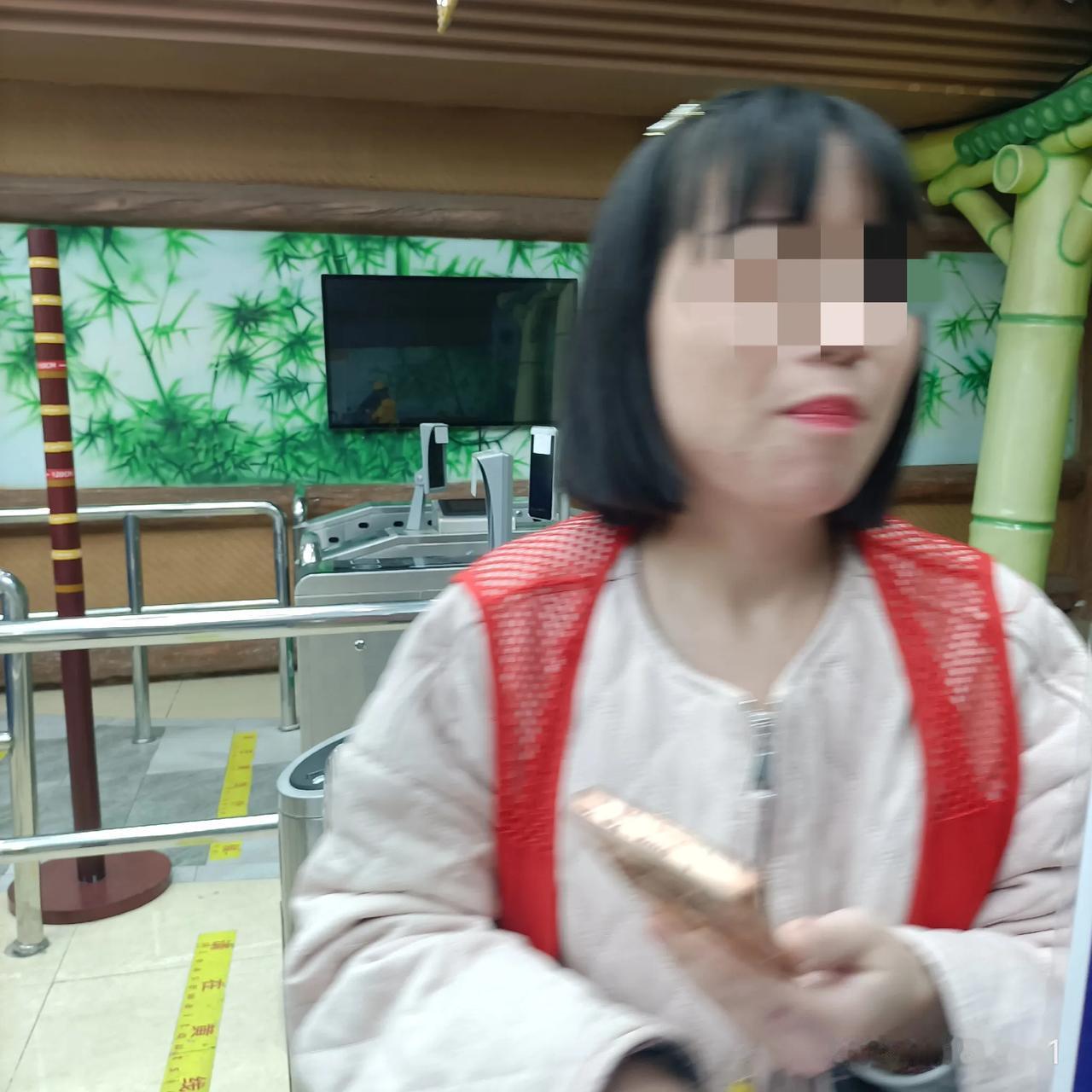 有权有钱是世上最好的，中午准备带娃去无锡融创水世界，正好遇见同小区的小伙伴，他们