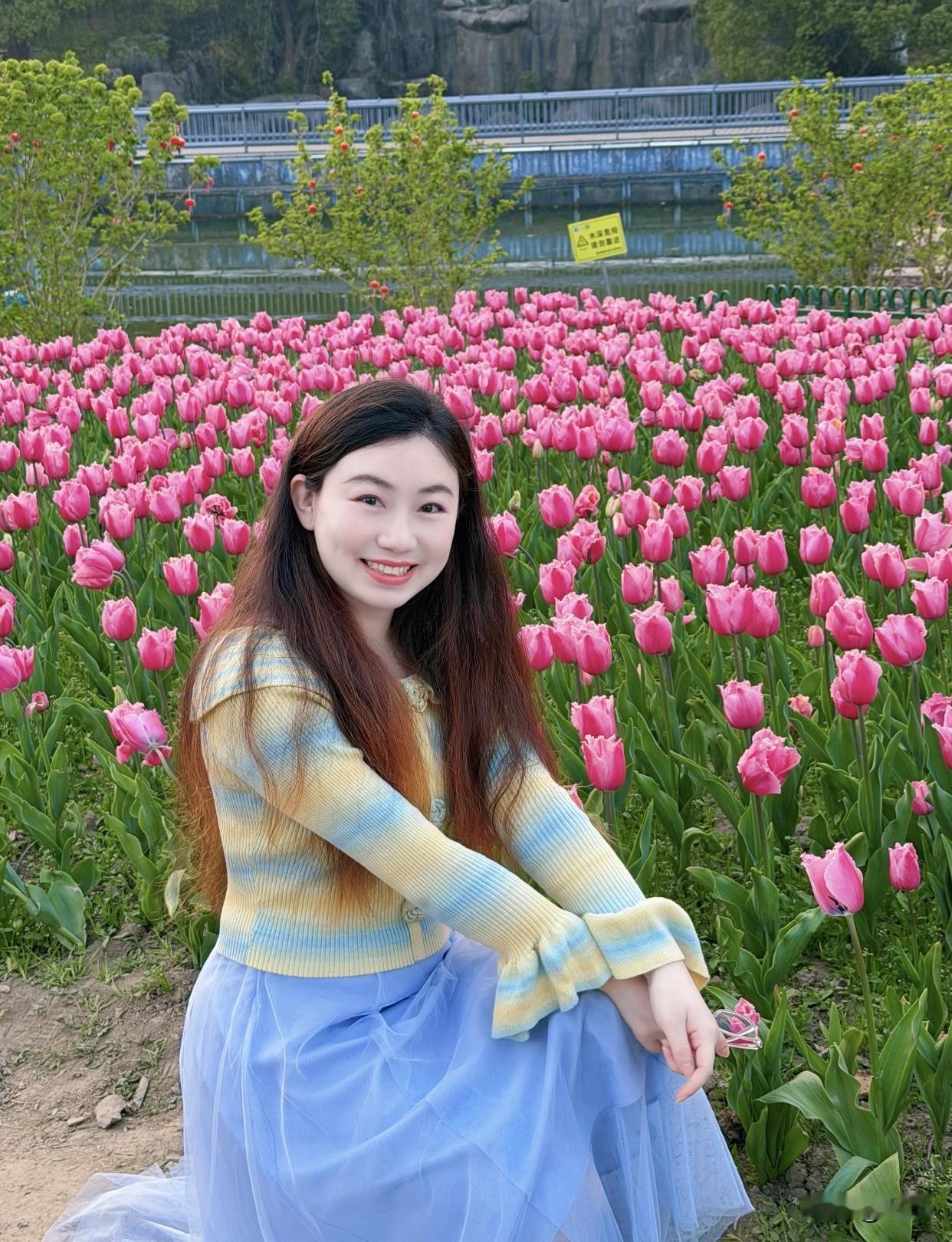 在花墙前拍照，摆好这些姿势，气质一下就出来了，真的是花美人更美！