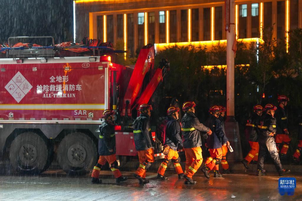 探访青海海西州震区安置点地震突来大雨连夜砸下来，不少人慌慌张张往外撤离，心里满是
