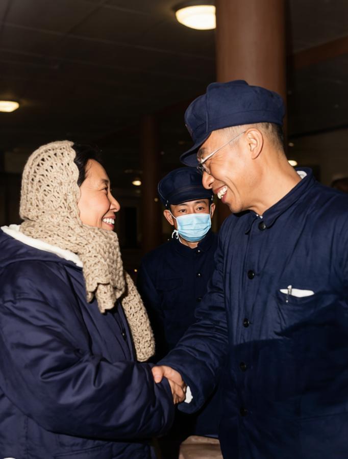 1959年12月，溥仪获得特赦回到北京。溥仪身着冬衣、戴八角帽，面容已褪去“皇帝