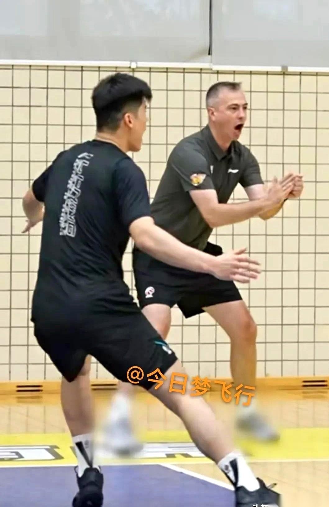 训练馆里空着一半。三个国手，三个外援，一个都没归队。广东队这堂训练课，场上全是还在抢位置的年轻人。徐