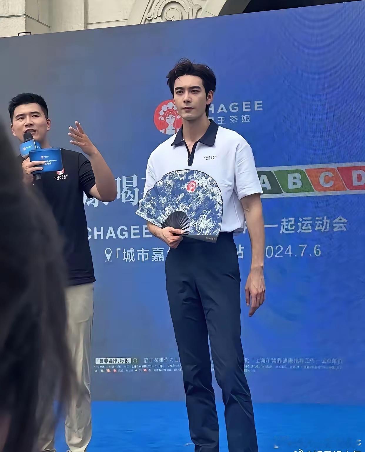 我去！陈星旭这也太瘦了吧？第一次见男明星瘦成这样他买衣服都得穿最小码的吧？腰都细