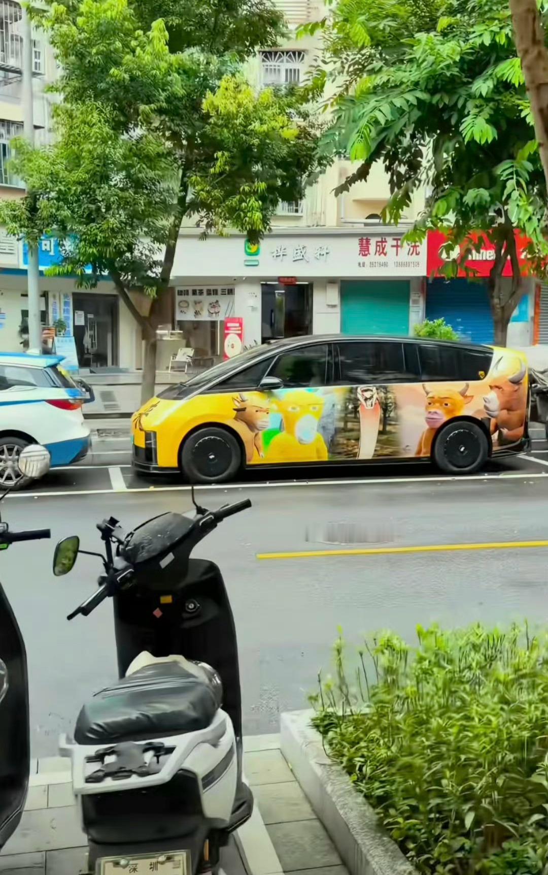 你还真别说！牛来涂鸦还蛮好看👀！ ​