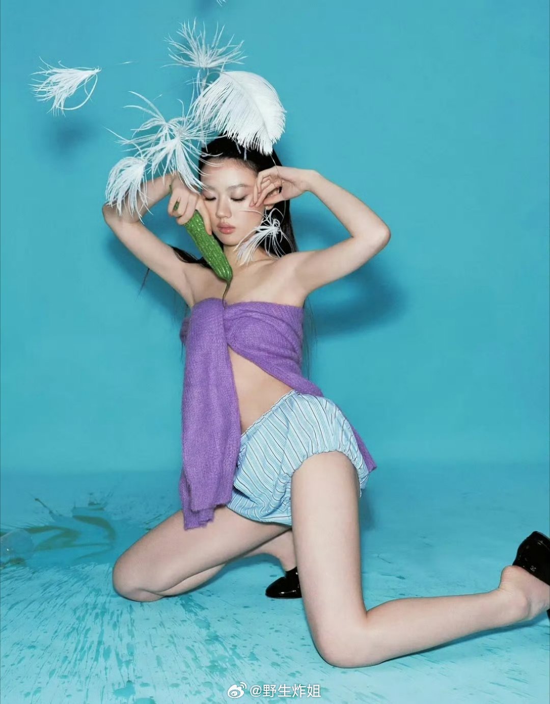 有网友考古到了单依纯之前拍摄的一组写真，这个风格也是有点奇奇怪怪的，现在年轻人的