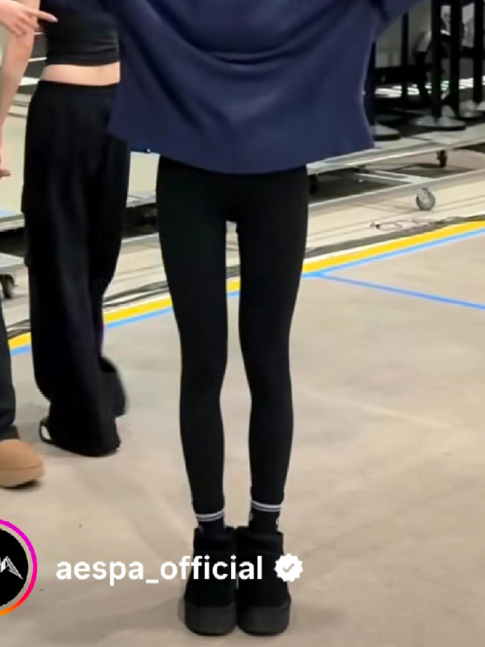 宁艺卓的腿怎么细成这样啊女神，你真是好瘦❗