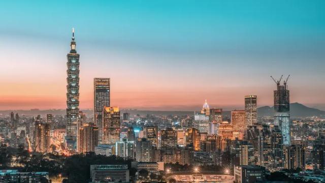 美对台军售货轮驶向台海，中国必须亮剑拦截！最新消息：一艘载有美国对台首批军售