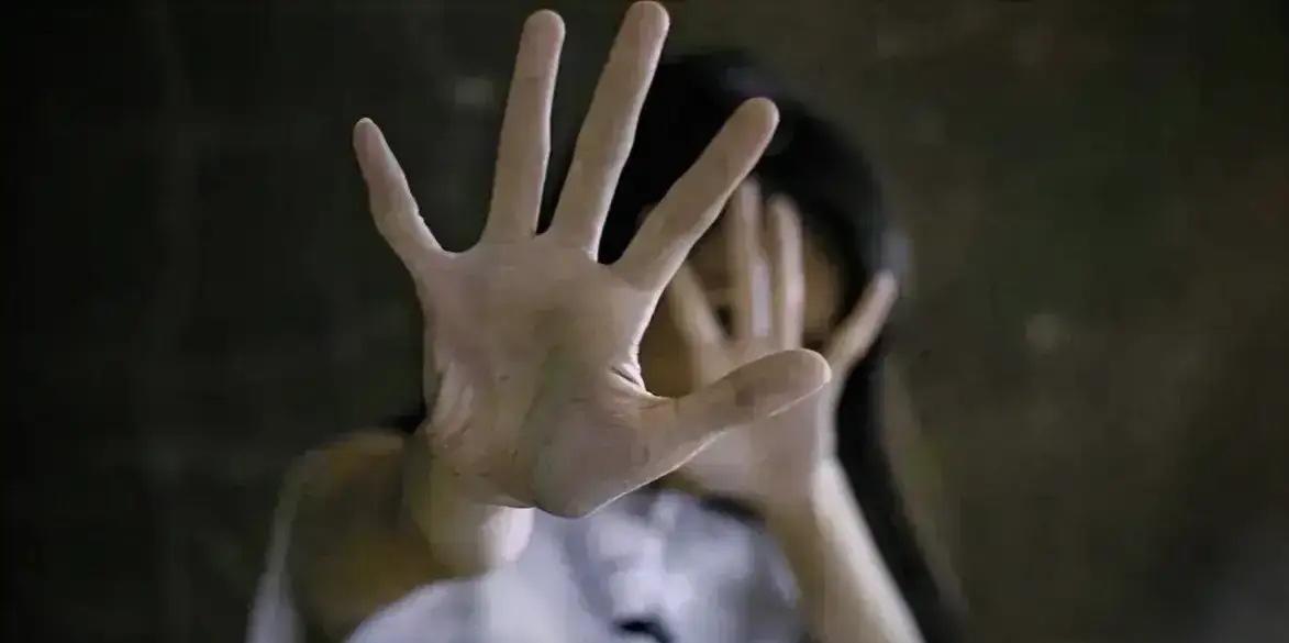 云南昭通，55岁男子与84岁老太发生关系后，被老太孙子当场发现，老太穿好衣服后，