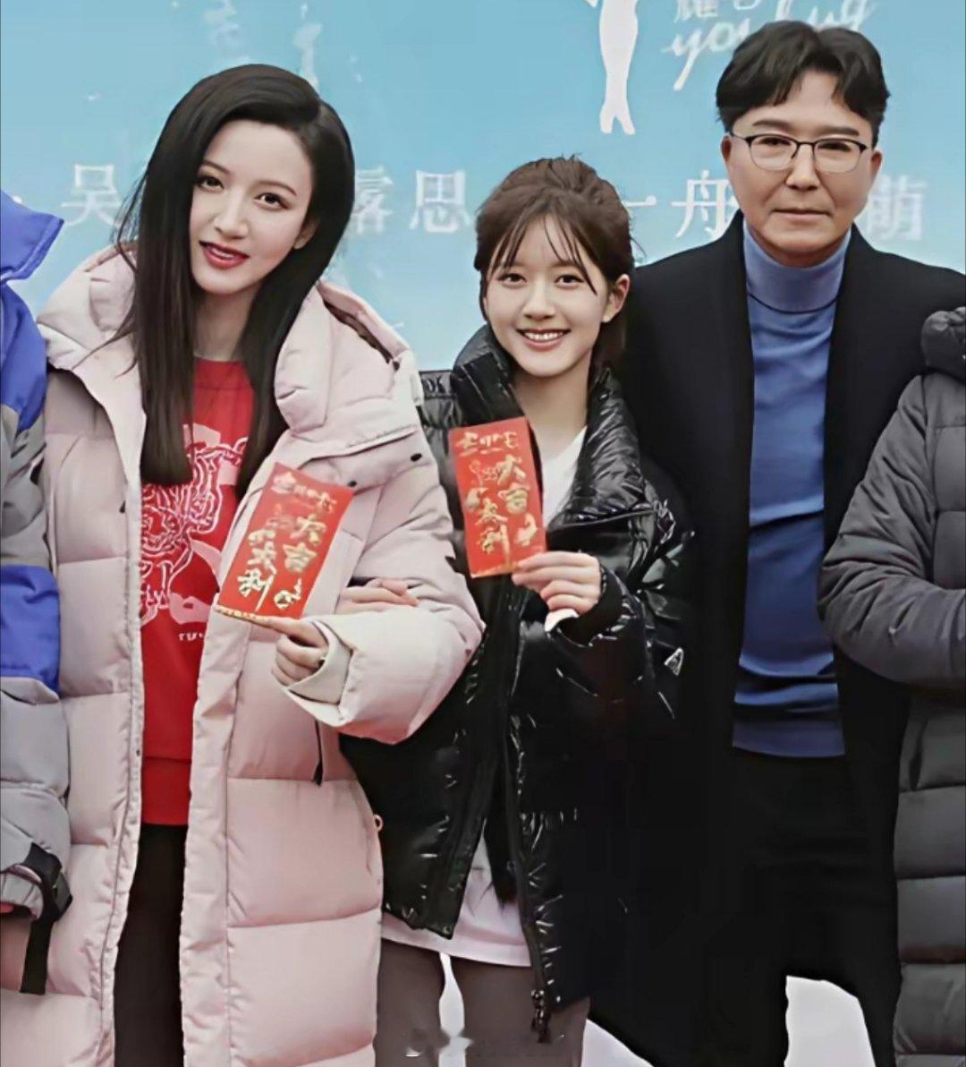 以后再也不说赵露思胖了，真人居然这么娇小可爱。