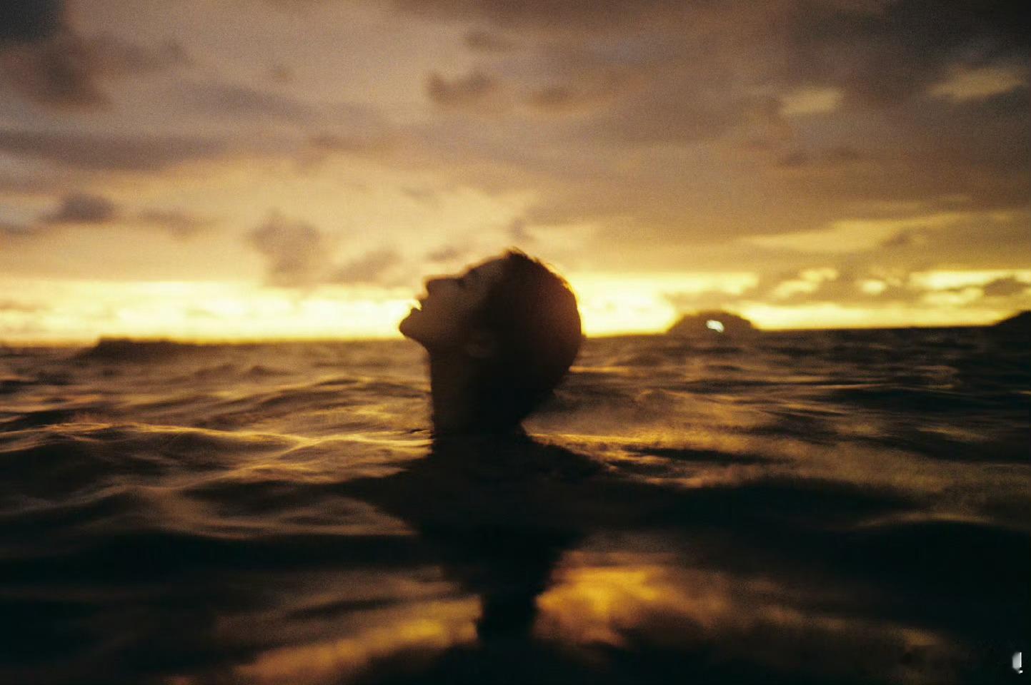 李兰迪湿发氛围感大片最新的度假日常来啦完全美神来的，海边落日➕湿发红裙，电影氛