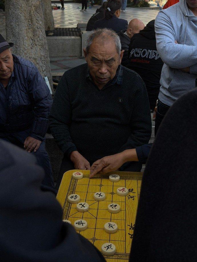 周末在小区的小花园看大爷们下棋，我边看棋边刷手机，正好刷到高市早苗的新闻，顺口跟