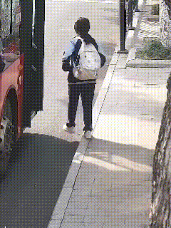 女学生等候公交车返校，当公交车来到自己跟前时，女学生起身准备上车，可她走了还不到