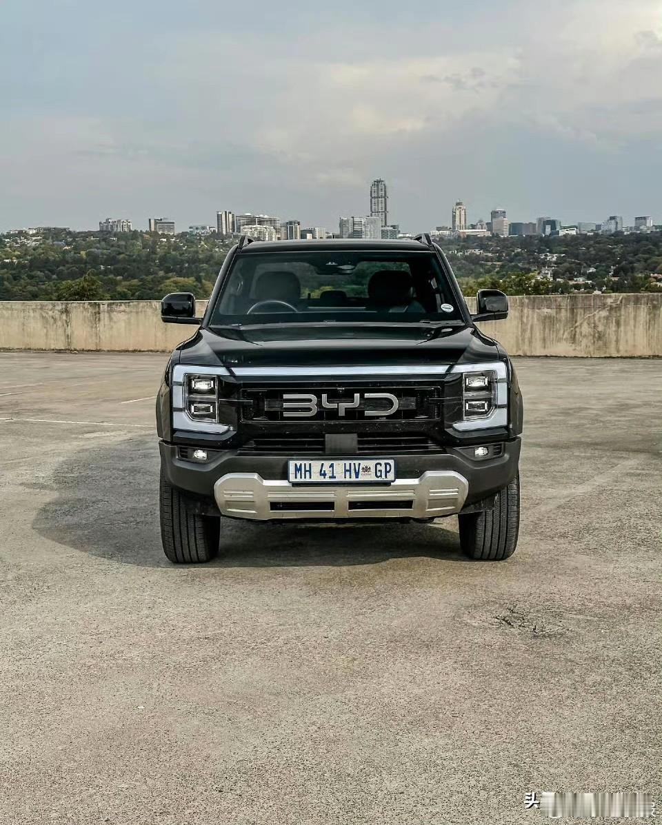 看这款皮卡多帅，多好看，辨识度极高。行驶在街上，大家一眼就能看出是比亚迪，是比亚