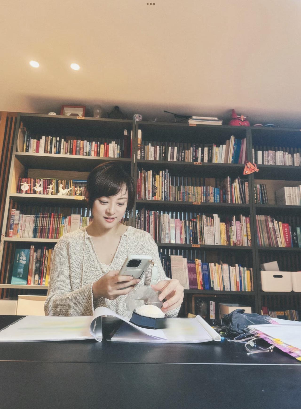 孙俪收到低温小零食，开心的像个孩子，还要先拍照，然后才舍得吃……甜品真是每个