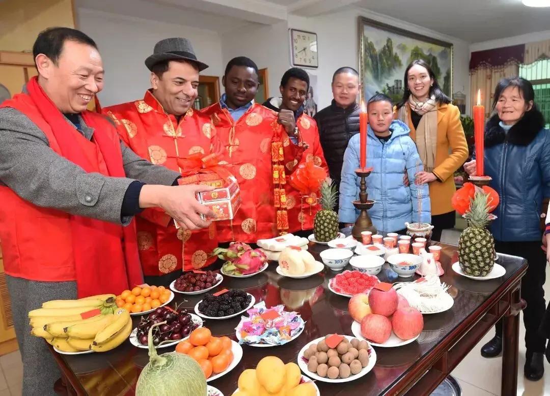 今年马年春节，到中国过年已经成了全球新潮流，入境游客数量大幅增长，很多外国人不再