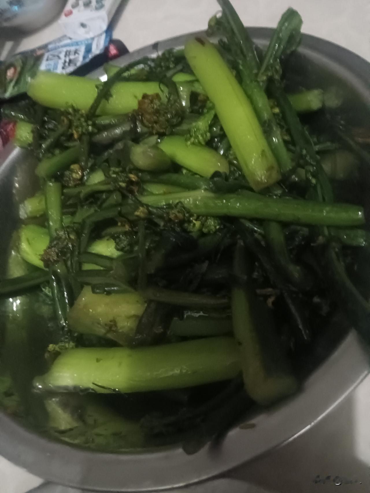 炒红油菜苔的苦味从何来，红油菜苔炒腊肠更搭：粗菜苔的前段茎部最为鲜嫩，水分与糖分