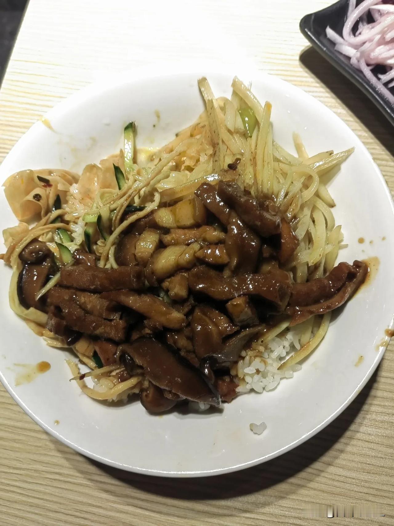 家人在哪里，哪里就是家，家人爱吃的，那就是美食。大宝在我们公司上暑托培训班，中午