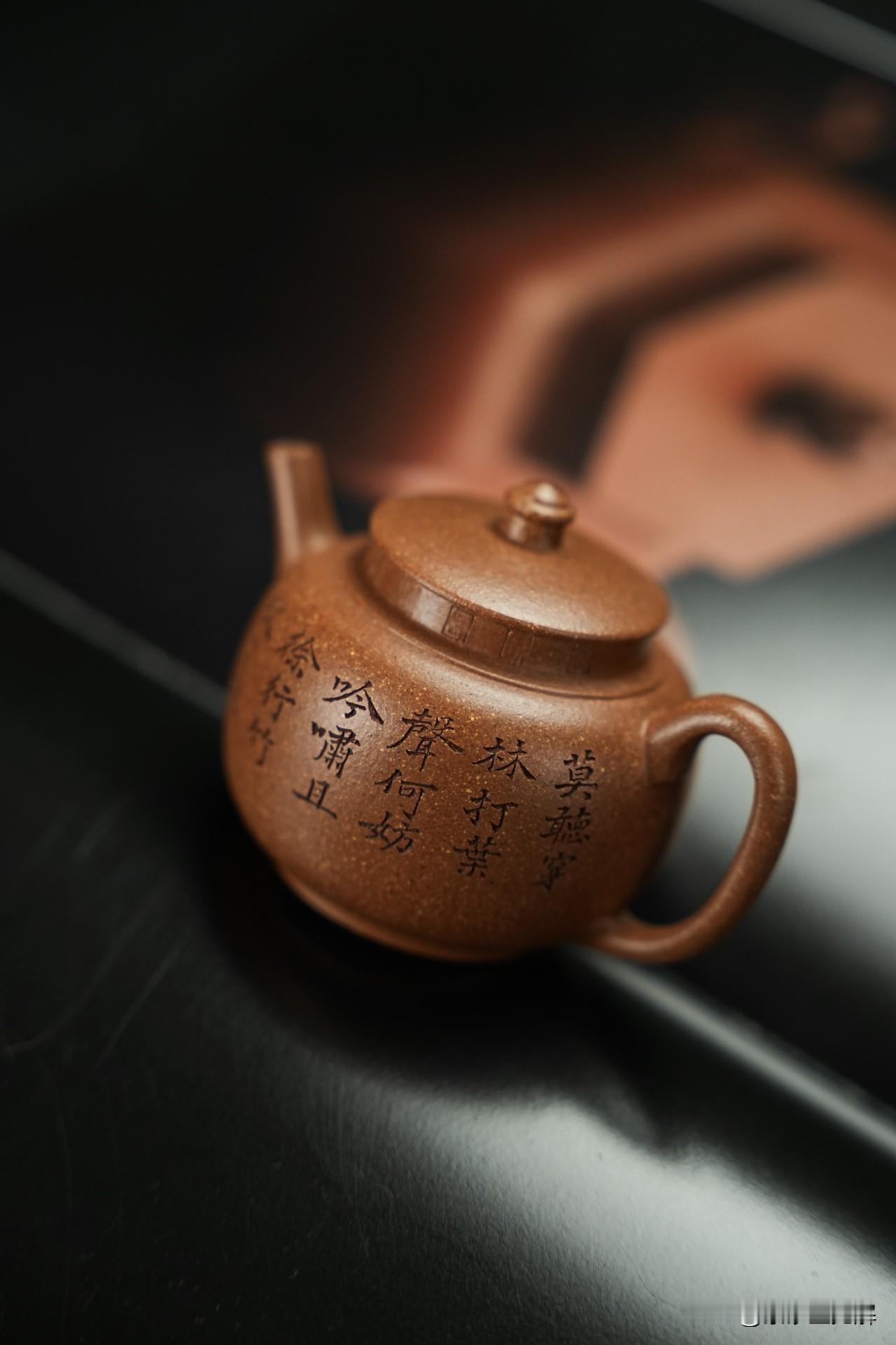 紫砂壶证书里塞张纸币，就能证明是真名家？前几天，一位壶友发来一张照片，说看中一