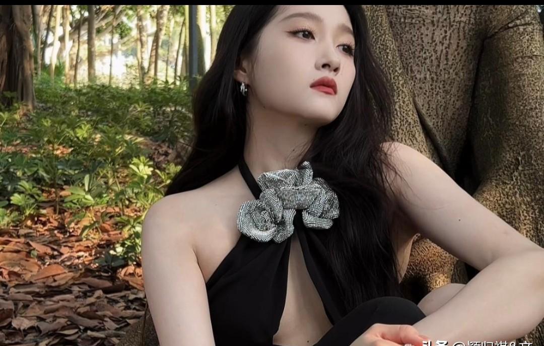 关晓彤一句“你们不是认识孟子义吗？”现场秒静音。华晨宇捂脸，沙溢尬笑，沈腾