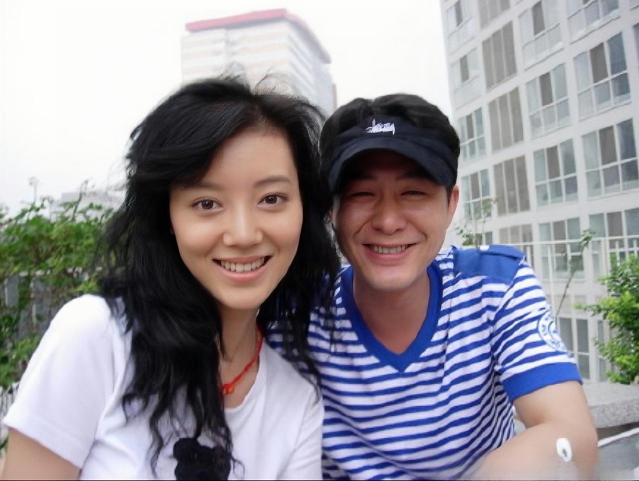 车晓和张颂文是北电表演系2000级同学，这是两人年轻时期的一张合影。张颂文比