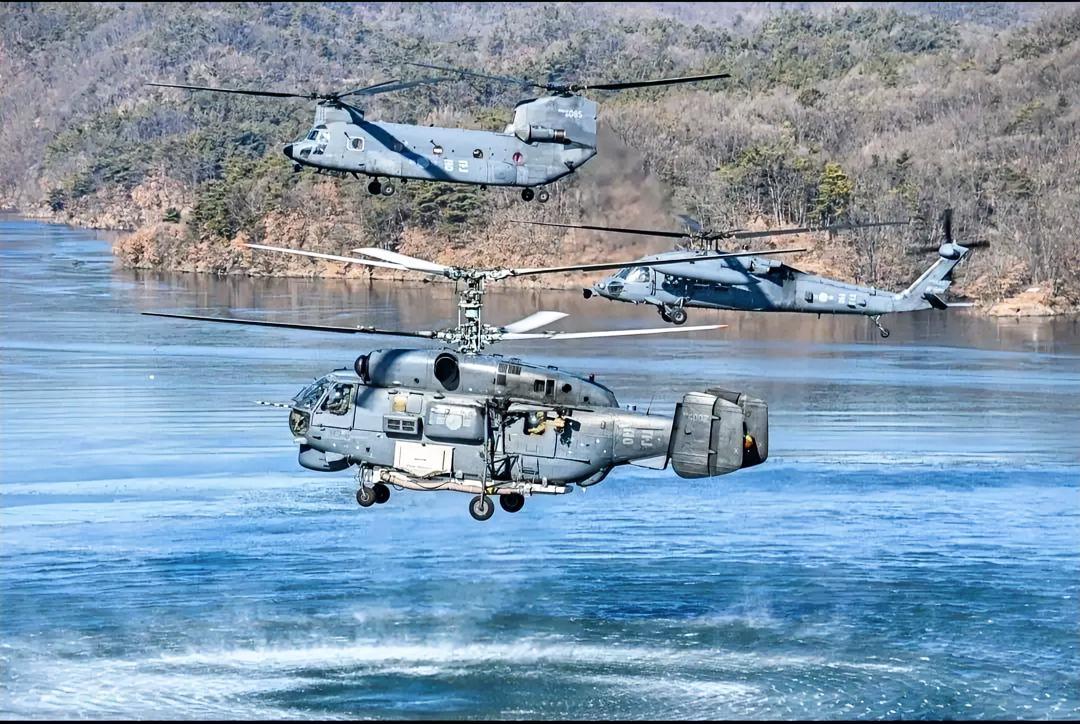 这是韩国空军第6搜救大队的直升机编队低空飞行画面，从近到远，三架直升机分别是HH