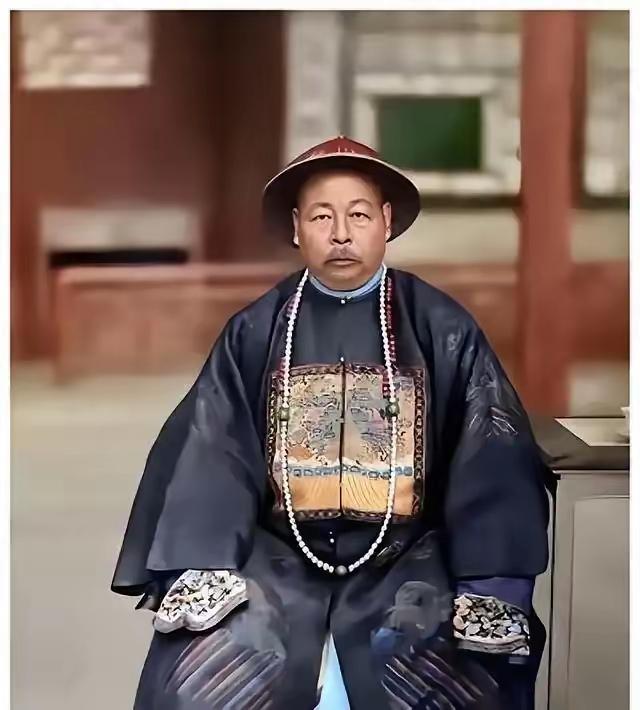 左宗棠一妻三妾，女儿左孝琳晚年回忆却出人意料:父亲向来不踏进姨娘的房间，反倒是每