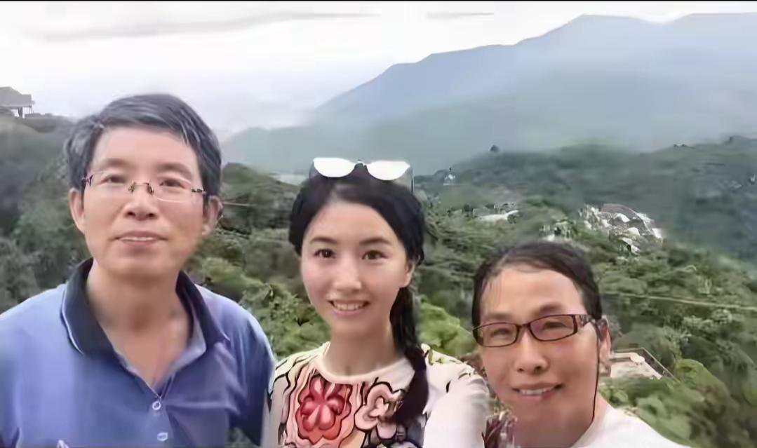 翟欣欣的爸爸妈妈应该承担连带责任。苏享茂的姐姐透露，翟欣欣的父亲翟某业其实知