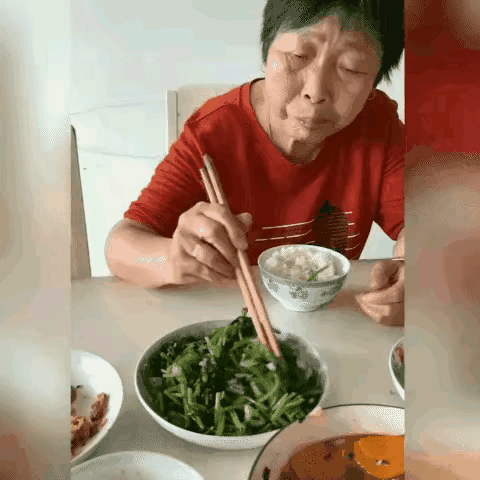 一大桌子菜，只有她一个人吃，是有原因的。这要是红衣老人一个人在自己家吃饭，她怎