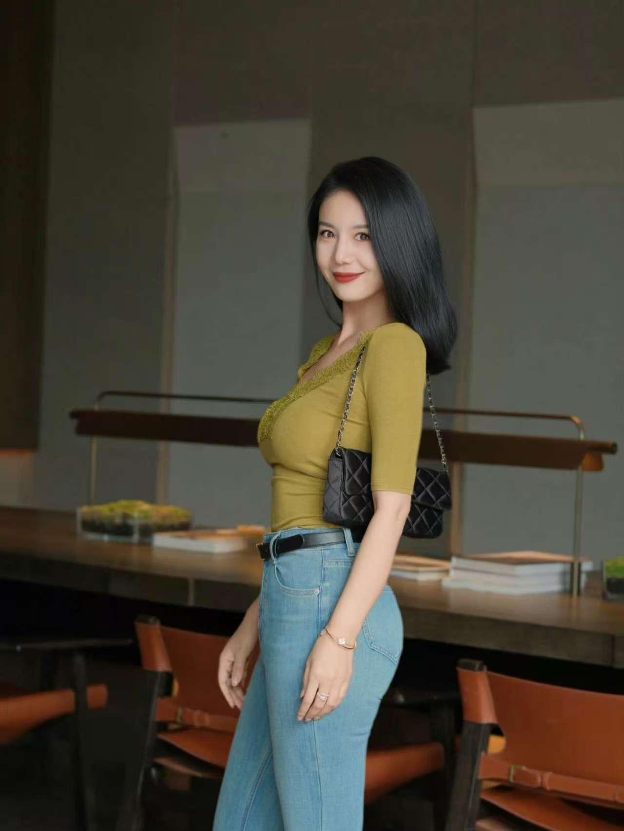 小姐姐蕾丝V领太会撩！紧身衣勾勒好身材，牛仔裤一搭，气质直接“杀疯了”。这腰臀比