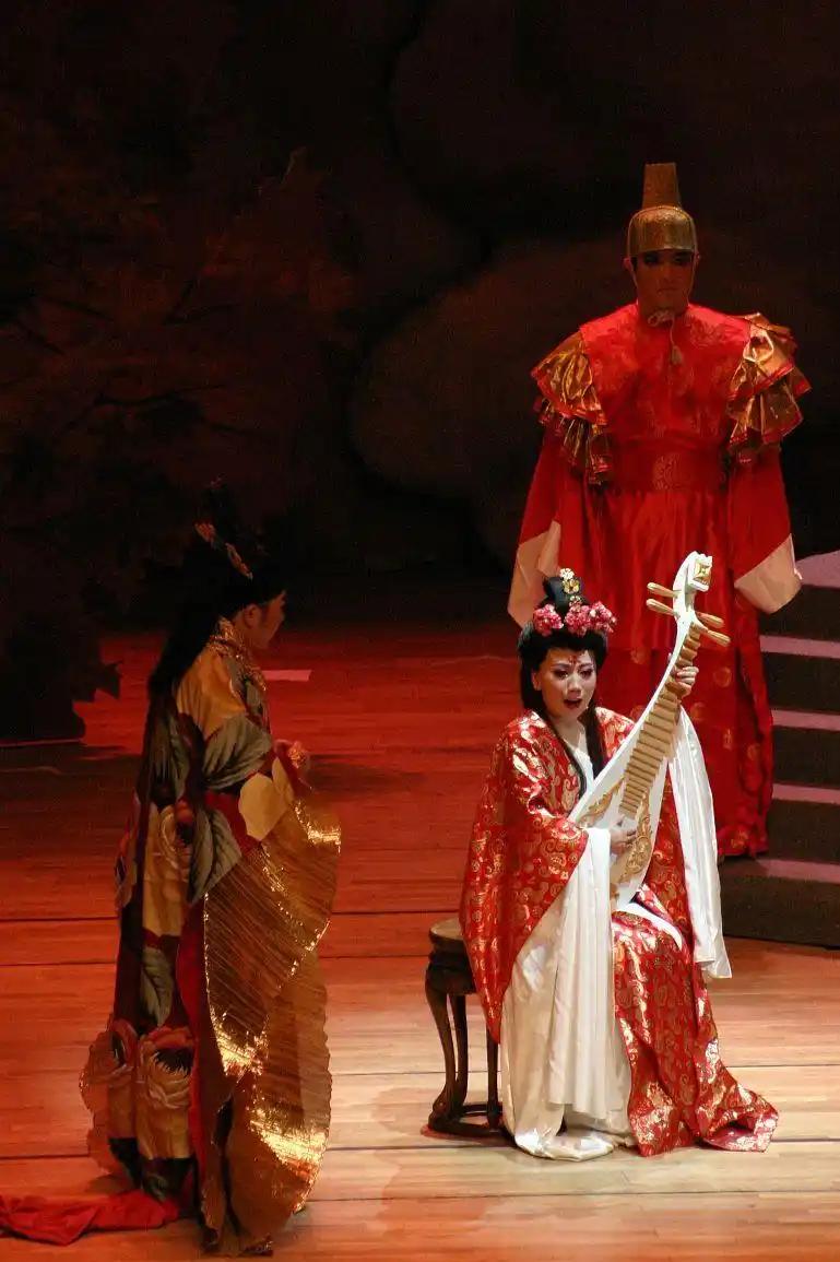 为何西方有很多生育十几个孩子的王后，而东方很少有这样的后妃？神圣罗马帝国的玛