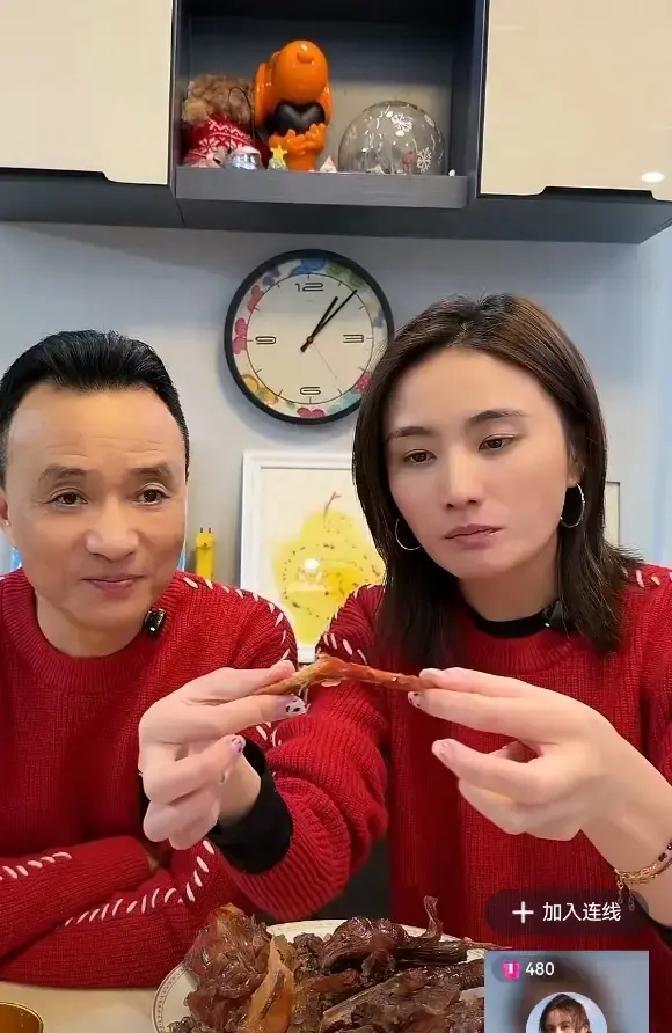 李亚鹏老婆海哈金喜今天开直播卖年货，直播间直接挂出“李亚鹏年货专场”她一边拆礼盒
