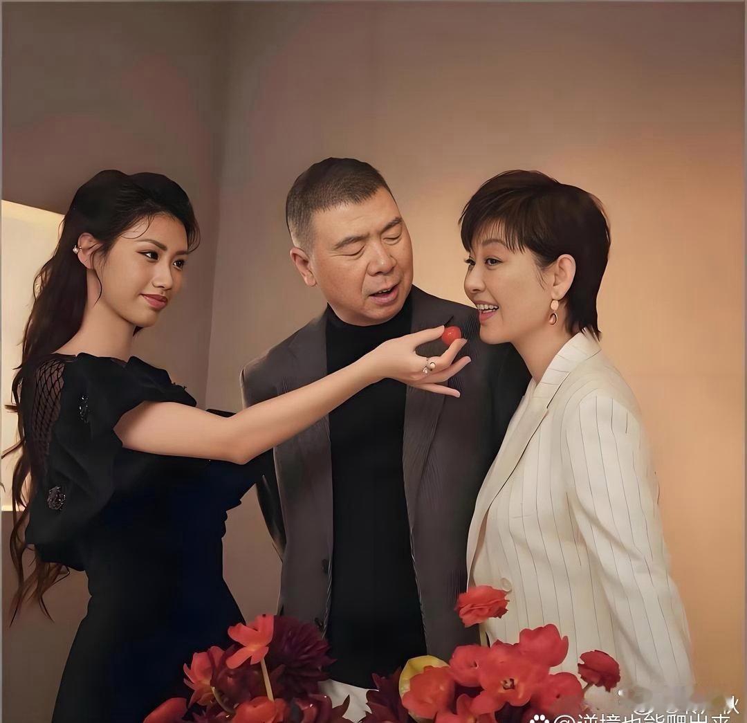 冯小刚一家三口，拍了本杂志大片