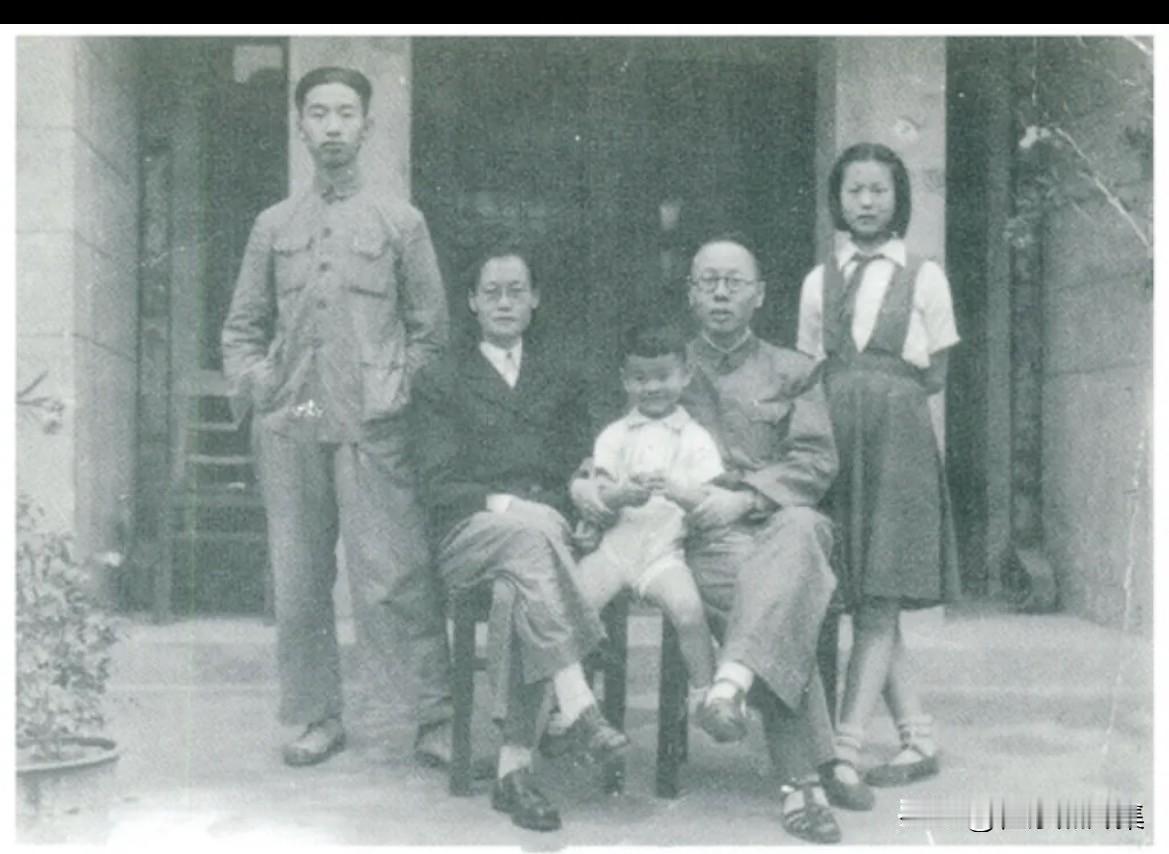 1952年9月，甘肃省委书记兼甘肃省军区政委张德生同志（右二）与夫人王文（左二）