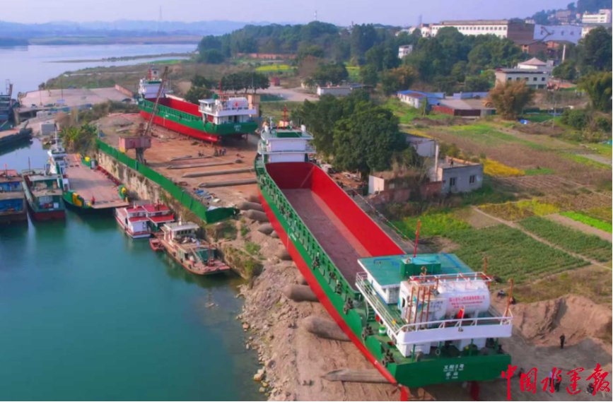 首批乐山造LNG集散两用船舶顺利下水