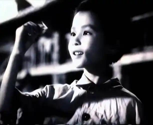 “小萝卜头”遗骸出土，紧握一物不肯松手，在场者瞬间泪崩！在建国的道路上，烈士的故