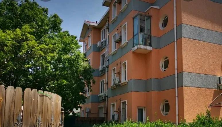 人刚埋，房子挂牌，大家都知道何晴在北京昌平有一套价值不菲的房子，何晴这套房子比当