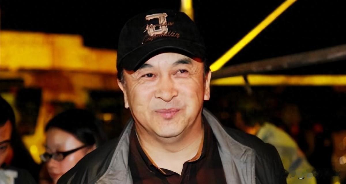 黄宏拄拐买菜，春晚记忆还响着，他现在到底在想啥？昨天在朝阳区一个老小区门口看见