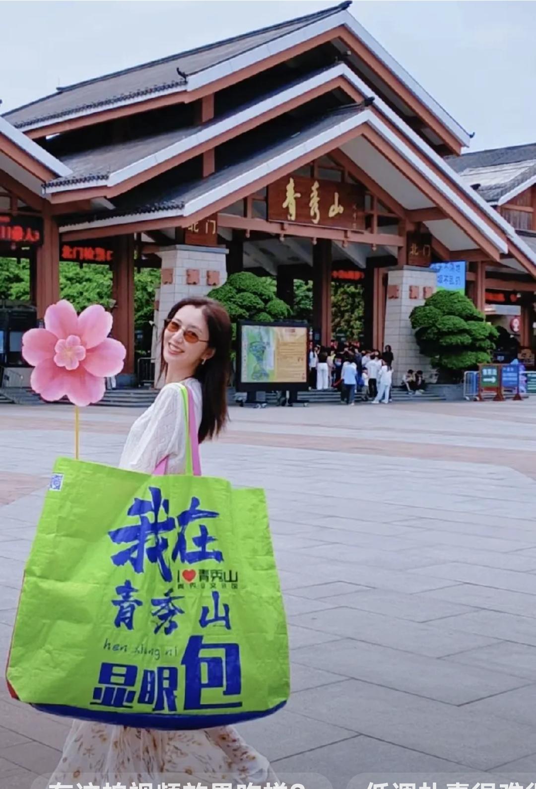 佟丽娅打卡南宁秀山，她上身穿着白色卫衣，下身搭配碎花裙，长发披肩，好漂亮。在每个