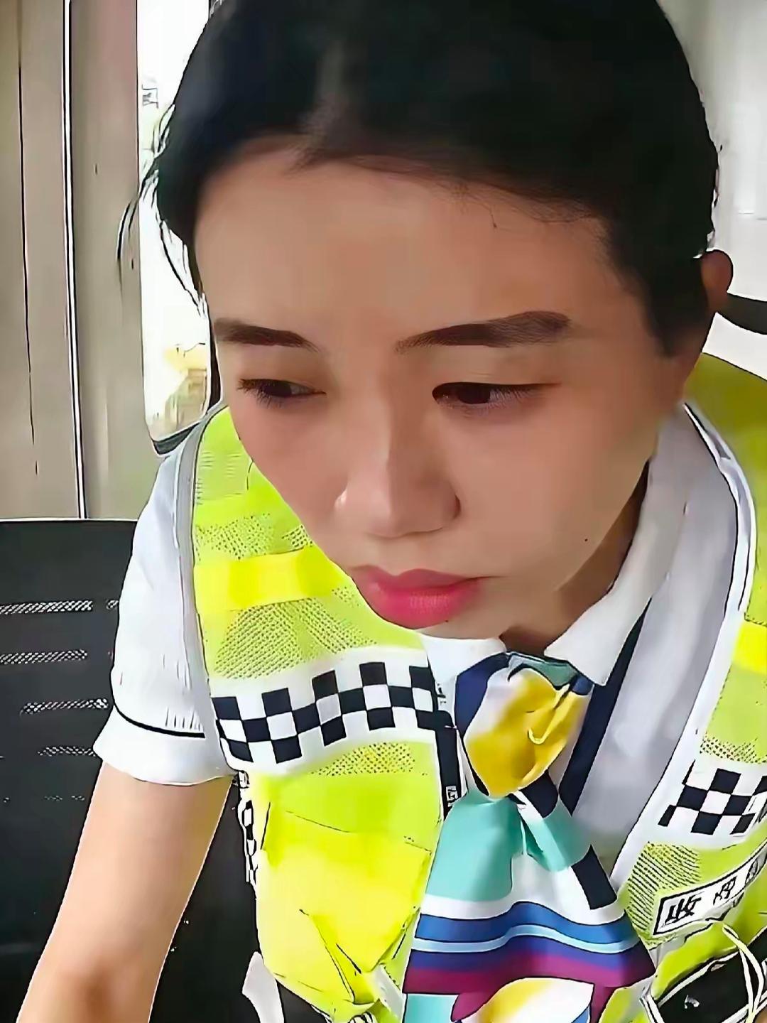 浙江收费员自掏腰包垫付1396元过路费，后续双向信任让人动容。近日浙江杭千高速，