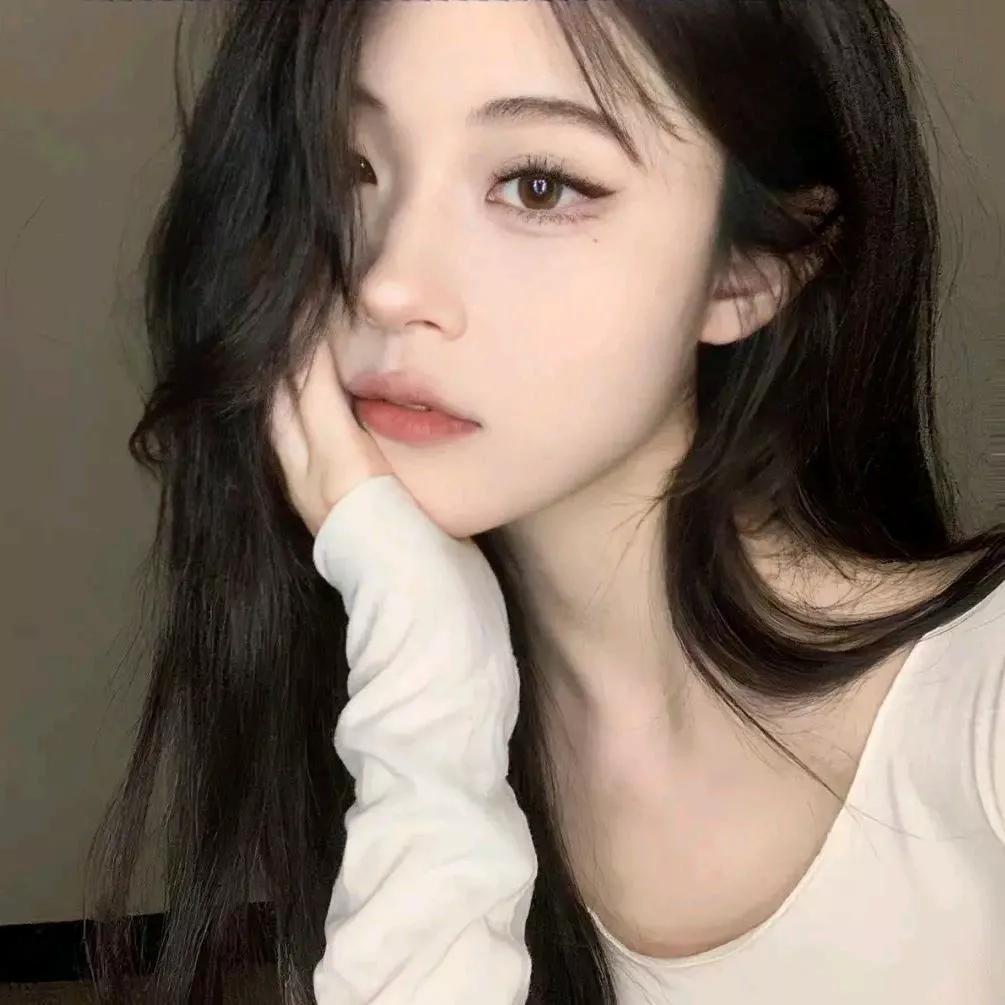 沉静的少女，温柔如水，静静地享受这一刻的宁静。温柔美少女温柔白裙少女温柔少女