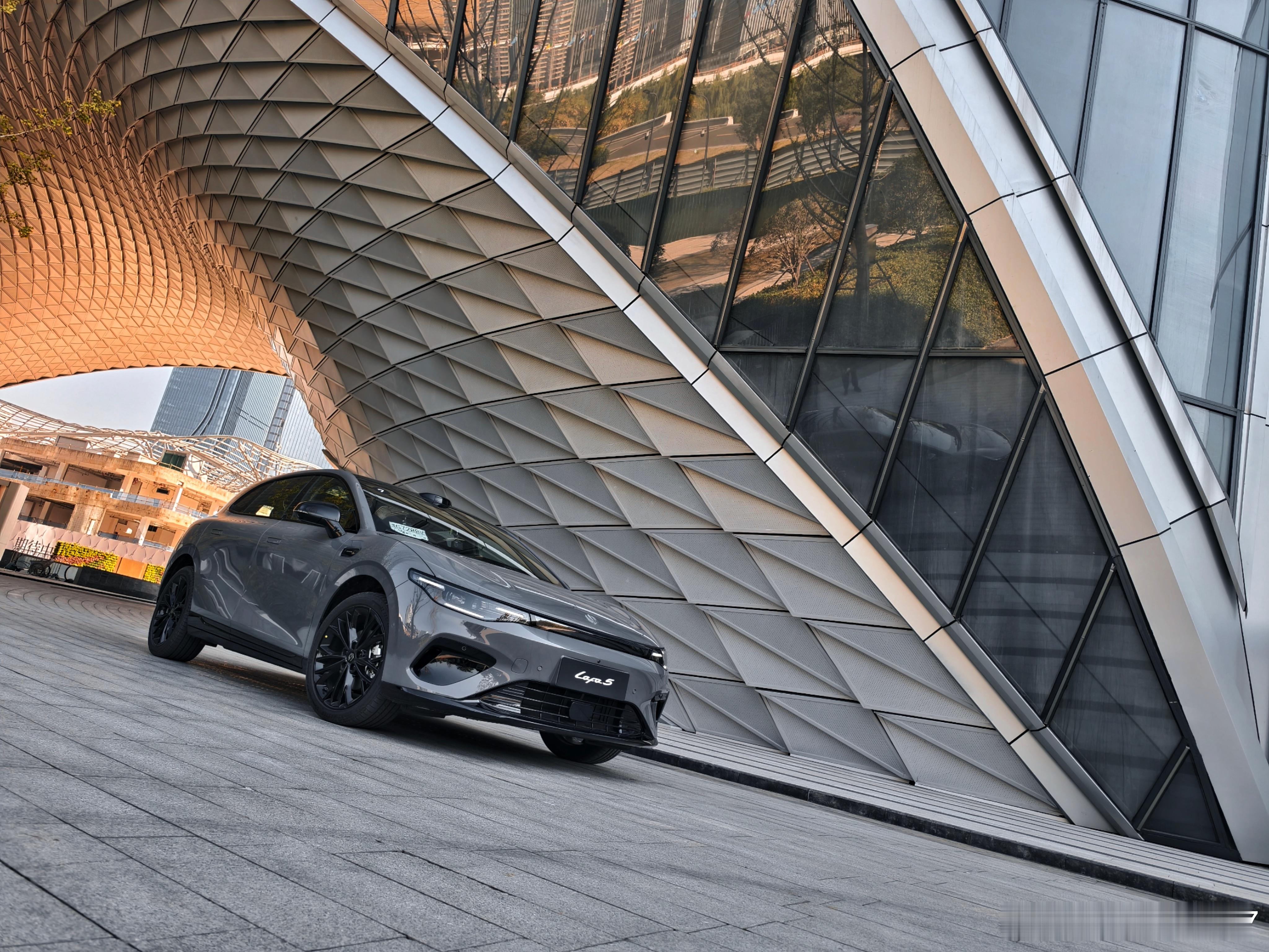 零跑Lafa5马上就要上市啦，分享一组试驾时候拍的炫酷照片Lafa5这颜值真