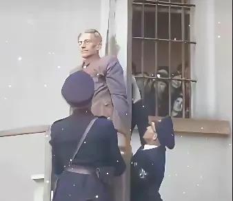 看到1946年对纳粹德国上将弗兰克执行绞刑的历史照片，不禁让人思索，那窗户里的究