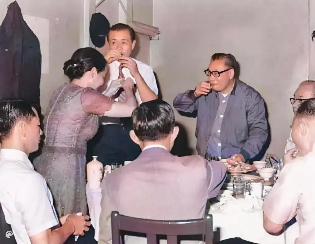 蒋经国曾说，应酬就是不想去也必须去的地方。蒋经国饮食不自律，特