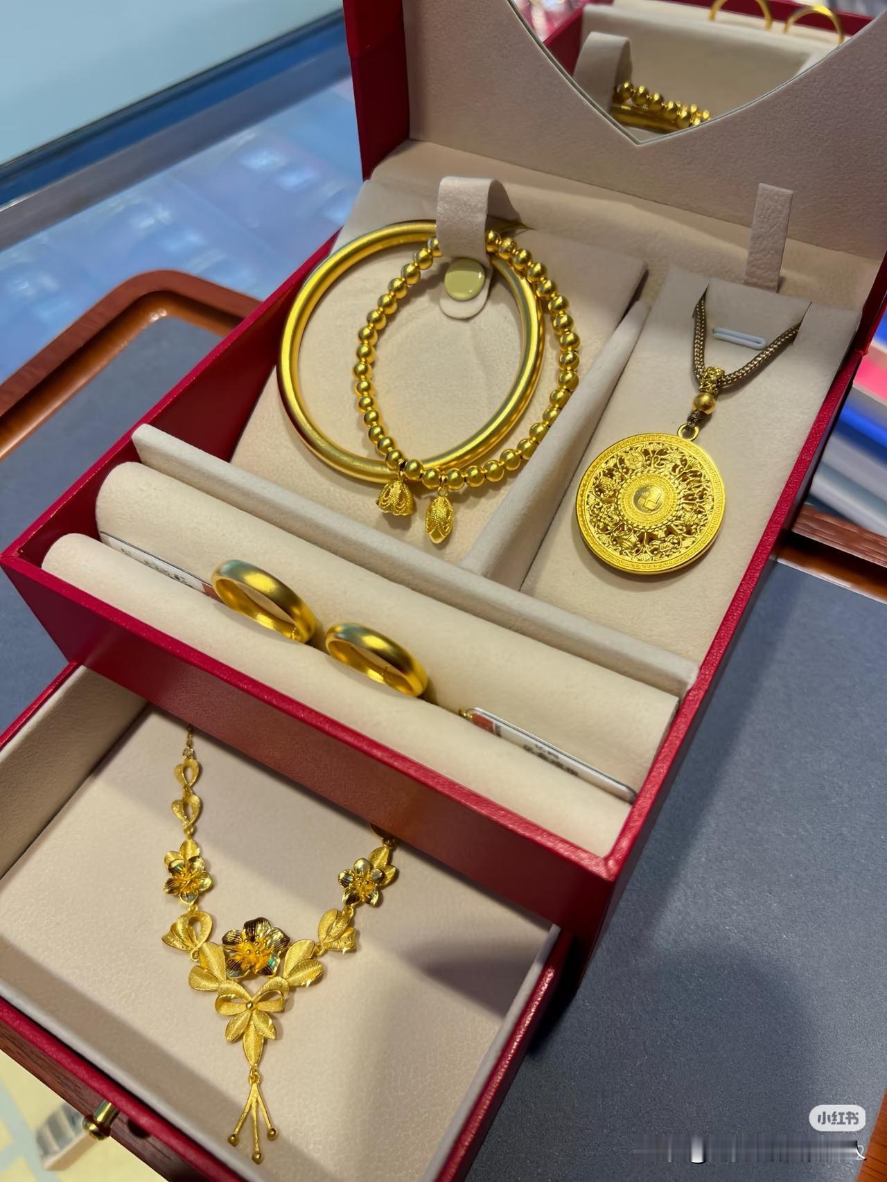 2月24日黄金已经完全hold不住了！一只100克的黄金手镯，随随便便就要突